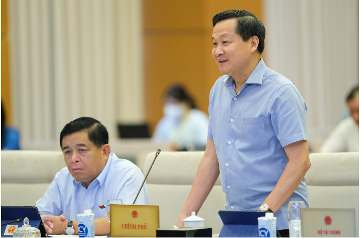 Phó Thủ tướng Chính phủ Lê Minh Khái phát biểu giải trình một số vấn đề thành viên Ủy ban Thường vụ nêu tại phiên thảo luận.