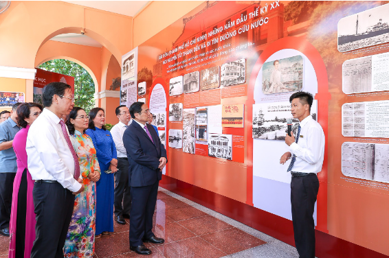 Tại Bảo tàng Hồ Chí Minh, Thủ tướng Phạm Minh Chính tham quan Triển lãm về Sài Gòn (Thành phố Hồ Chí Minh) những năm đầu thế kỷ XX, nơi người thanh niên Nguyễn Tất Thành ra đi tìm đường cứu nước-Ảnh: VGP/Nhật Bắc