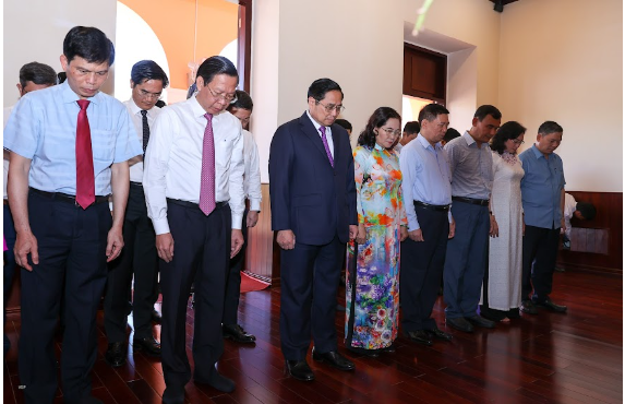 Thủ tướng Phạm Minh Chính và các đại biểu tưởng nhớ Chủ tịch Hồ Chí Minh. Ảnh: VGP/Nhật Bắc