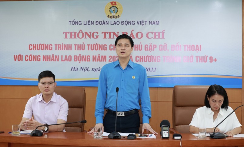 Phó Chủ tịch Tổng Liên đoàn Lao động Ngọ Duy Hiểu thông tin về Chương trình đối thoại. Ảnh: VGP