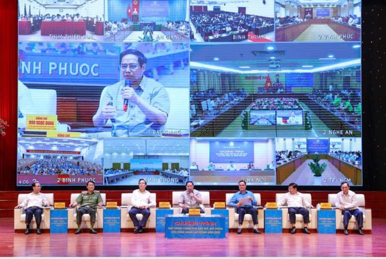 Thủ tướng Phạm Minh Chính đối thoại với công nhân trong chương trình có chủ đề “Công nhân Việt Nam với khát vọng phát triển đất nước” tại Bắc Giang. Ảnh: VGP