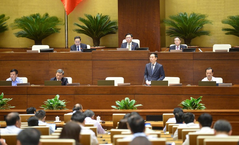 Thay mặt cơ quan soạn thảo, Bộ trưởng Bộ Thông tin và Truyền thông Nguyễn Mạnh Hùng giải trình các vấn đề đại biểu nêu.