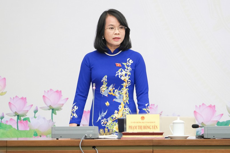 Ủy viên Thường trực Ủy ban Kinh tế Phạm Thị Hồng Yến giải đáp những vấn đề phóng viên báo chí quan tâm