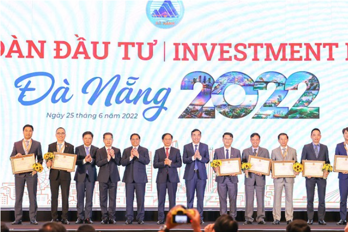Thủ tướng Phạm Minh Chính động viên, chúc mừng các doanh nghiệp, nhà đầu tư được nhận bằng khen của UBND thành phố Đà Nẵng vì có những đóng góp tích cực cho hoạt động xúc tiến đầu tư, thương mại, du lịch của địa phương - Ảnh: VGP/Nhật Bắc