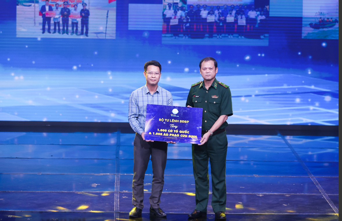 Bộ Tư lệnh Bộ đội Biên phòng tặng ngư dân tỉnh Quảng Bình 1.000 cờ Tổ quốc và 1.000 áo phao cứu sinh - Ảnh: VGP/Nhật Bắc