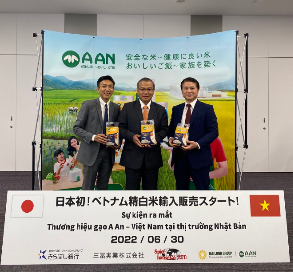 Gạo Việt Nam lần đầu tiên được bày bán trên thị trường Nhật Bản