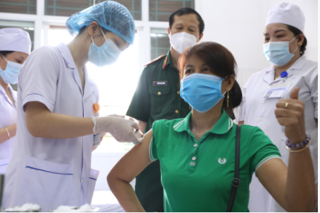 Tình nguyện viên tiêm thử nghiệm vaccine COVID-19 - Ảnh: VGP/Đình Nam