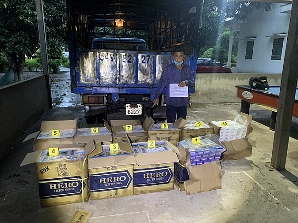 Bình Phước: Phát hiện xe ô tô tải vận chuyển 5.000 bao thuốc lá nhập lậu