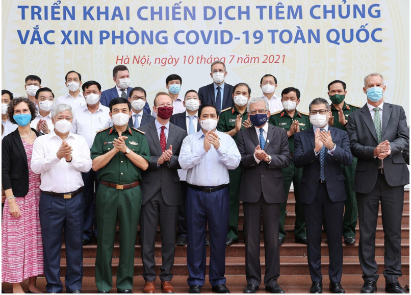 Thủ tướng Phạm Minh Chính và đại biểu, đại diện các tổ chức quốc tế tham dự Lễ phát động triển khai Chiến dịch tiêm chủng vaccine phòng COVID-19 toàn quốc. (Ảnh: TTXVN)