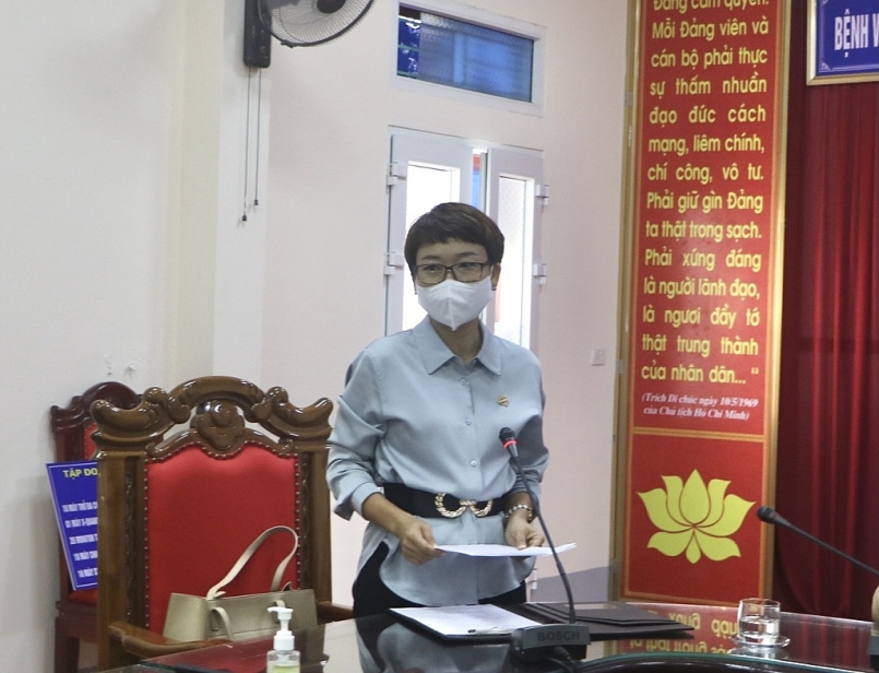 Bà Mai Thúy Hằng - TGĐ Sun Group Vùng thủ đô (Tập đoàn Sun Group) phát biểu tại Lễ trao tặng trang thiết bị y tế phòng chống dịch Covid-19 của Sun Group cho BVĐK Hà Tĩnh