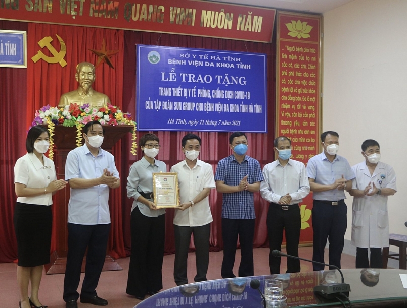 Phó Bí thư Thường trực Tỉnh ủy Hà Tĩnh Trần Thế Dũng trao tặng chứng nhận “Tấm lòng nhân ái” cho đại diện Tập đoàn Sun Group