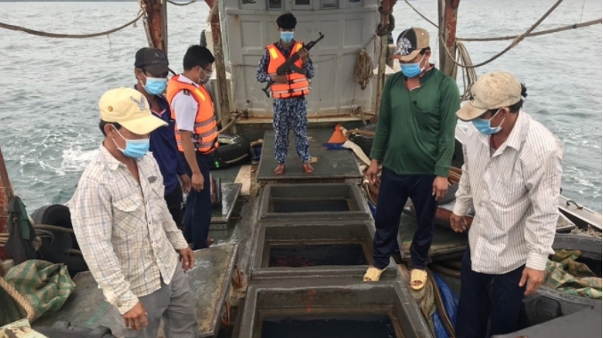 Cảnh sát biển bắt giữ tàu vỏ gỗ vận chuyển 50.000 lít dầu DO trái phép