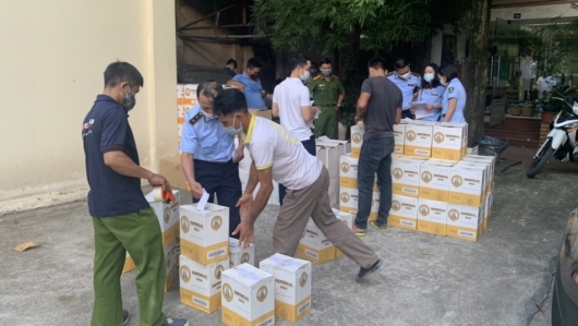 Hà Nội: Phát hiện cơ sở kinh doanh trên 900 chai rượu có dấu hiệu nhập lậu