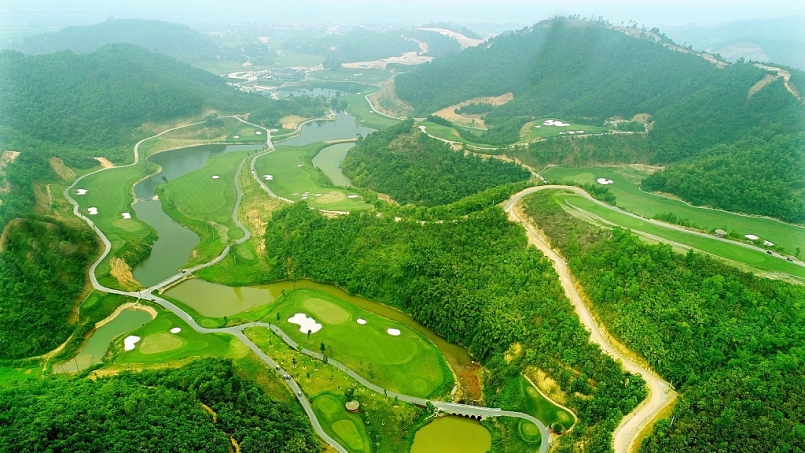 Hilltop Valley Golf Club nằm tại vị trí có ưu thế lớn về địa hình.