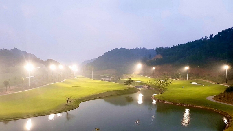 Sân golf Hilltop Valley Golf Club lung linh về đêm nhờ hệ thống đèn chiếu sáng hiện đại.