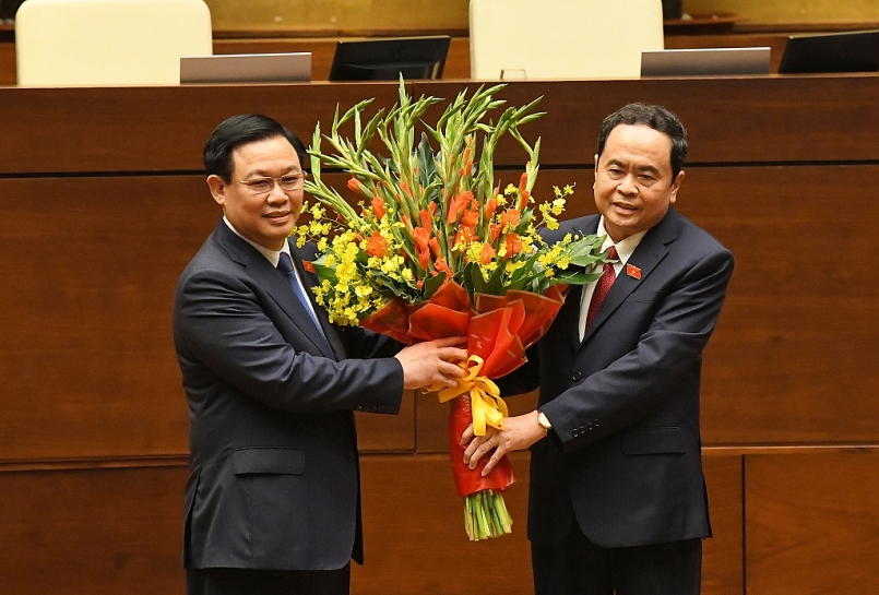 Phó Chủ tịch Thường trực Quốc hội Trần Thanh Mẫn tặng hoa chúc mừng Chủ tịch Quốc hội Vương Đình Huệ.