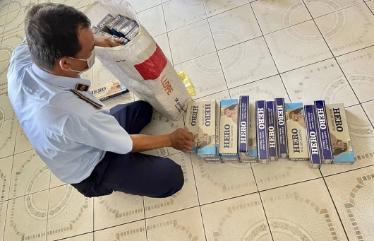 Kiên Giang: Tạm giữ 490 bao thuốc lá ngoại nhập lậu