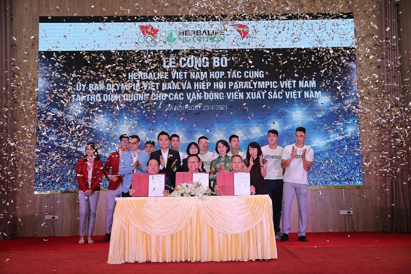Herbalife Việt Nam ký kết thỏa thuận với VOC và VPA tài trợ sản phẩm dinh dưỡng giai đoạn 2021-2022 cho 150 VĐV Việt Nam xuất sắc.