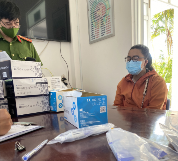 Nguyễn Thị Xuân Hương bị bắt quả tang kinh doanh bộ kit test nhanh Covid-19 không rõ nguồn gốc (Ảnh: Công an TP Tuy Hòa).