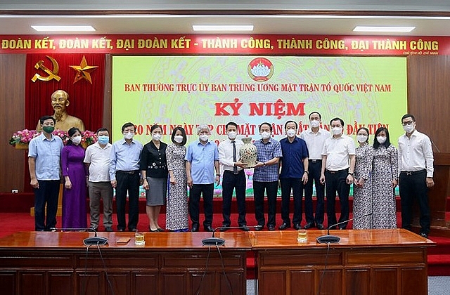 Ủy viên Trung ương Đảng, Phó Chủ tịch - Tổng Thư ký Ủy ban Trung ương MTTQ Việt Nam Lê Tiến Châu tặng quà chúc mừng Tạp chí Mặt trận.