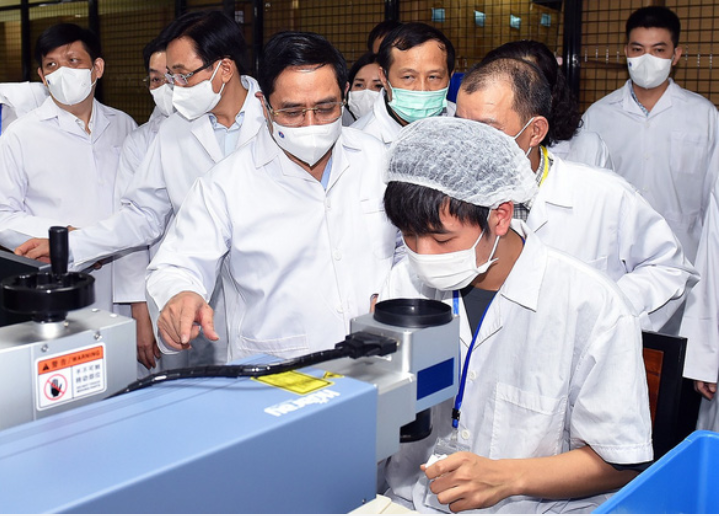 Thủ tướng Phạm Minh Chính thăm một cơ sở sản xuất thiết bị, vật tư y tế phòng chống dịch (Ảnh: VGP)