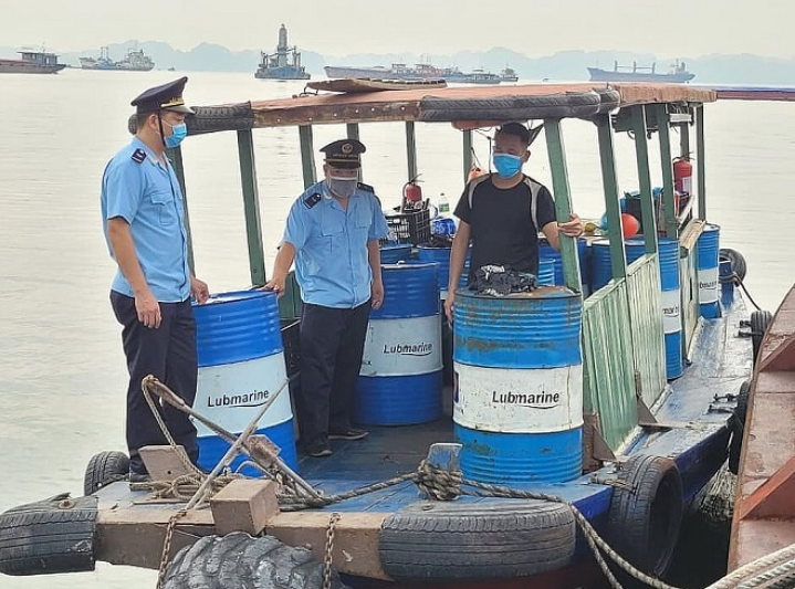 Quảng Ninh: Xử phạt tàu chở 2.000 lít dầu DO không rõ nguồn gốc, xuất xứ