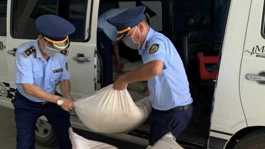 Huế: Liên tiếp phát hiện và tạm giữ số lượng lớn đường kính trắng không có hóa đơn chứng từ