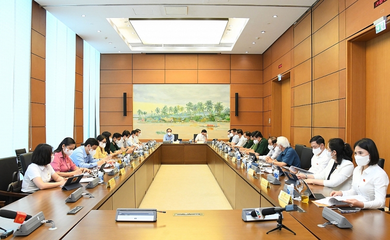Thảo luận tại Tổ 14 gồm Đoàn đại biểu Quốc hội tỉnh Tuyên Quang, Hà Tĩnh, Tp.Hải Phòng về Đánh giá kết quả thực hiện kế hoạch phát triển kinh tế - xã hội, ngân sách nhà nước 6 tháng đầu năm và các giải pháp 6 tháng cuối năm 2021 và  Kế hoạch phát triển kinh tế - xã hội 5 năm 2021-2025 tại Kỳ họp thứ Nhất, Quốc hội khóa XV