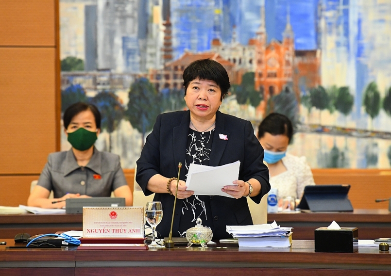Chủ nhiệm Ủy ban Xã hội Nguyễn Thúy Anh báo cáo thẩm tra