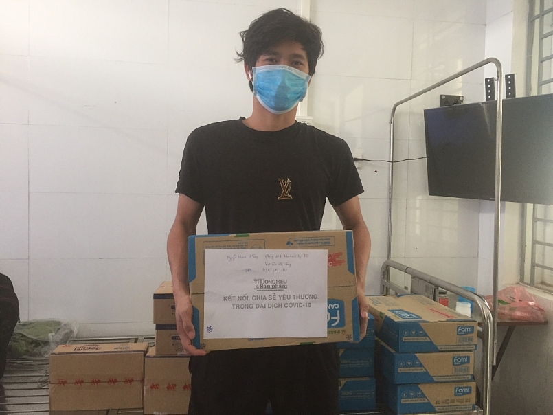 Trao hỗ trợ cho nhóm công nhân đang bị cách ly do nhiễm COVID-19 tại Bệnh viện Hà Đông