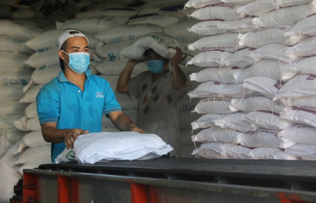 Xuất hơn 130.000 tấn gạo hỗ trợ người dân gặp khó khăn do dịch COVID-19