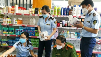 Bình Thuận: Phát hiện lô mỹ phẩm và vật tư phòng, chống dịch Covid-19 không rõ nguồn gốc