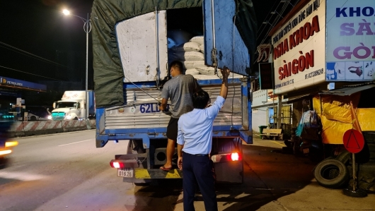 Phát hiện xe luồng xanh vận chuyển 20 tấn hạt nhựa vi phạm về nhãn