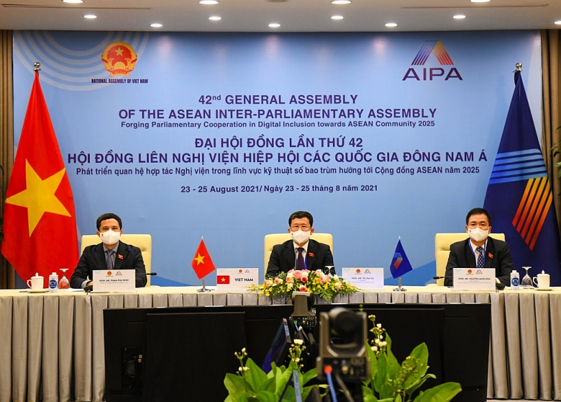 Đoàn Việt Nam do Chủ nhiệm Uỷ ban Đối ngoại Vũ Hải Hà (ngồi giữa) làm Trưởng đoàn tham dự phiên họp
