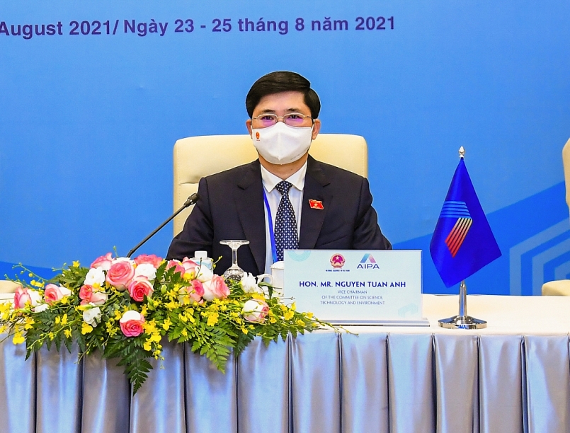Phó Chủ nhiệm Ủy ban Khoa học, Công nghệ và Môi trường Nguyễn Tuấn Anh phát biểu tại Phiên họp