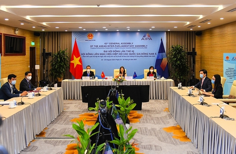 Uỷ viên Thường trực Uỷ ban Đối ngoại Lê Thu Hà dẫn đầu Đoàn đại biểu Quốc hội Việt Nam tham dự phiên họp.