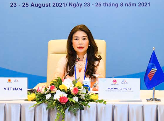 Ủy viên Thường trực Ủy ban Đối ngoại Lê Thu Hà - Trưởng đoàn đại biểu Quốc hội Việt Nam, phát biểu tại Phiên họp