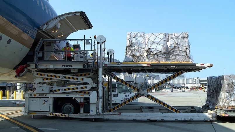 6,2 tấn hàng y tế từ Mỹ cập bến sân bay Nội Bài