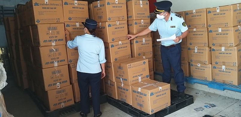 Bình Dương: Phát hiện 13.200 gói Khăn rút có dấu hiệu giả nhãn hiệu “Vietnam Airlines”