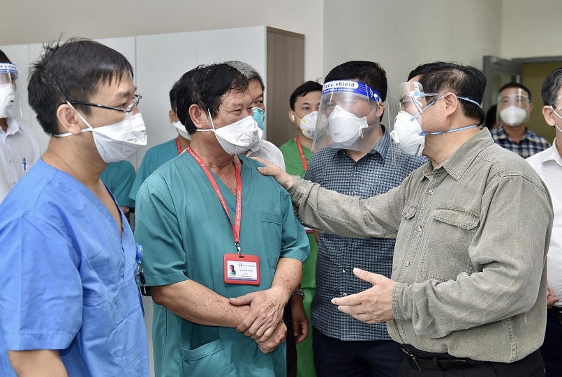 Thủ tướng Phạm Minh Chính và đoàn công tác đến kiểm tra công tác điều trị người mắc COVID-19, động viên các y bác sĩ  đang ngày đêm chữa trị cho người bệnh tại Bệnh viện quốc tế Becamex Bình Dương. Ảnh: VGP/Nhật Bắc