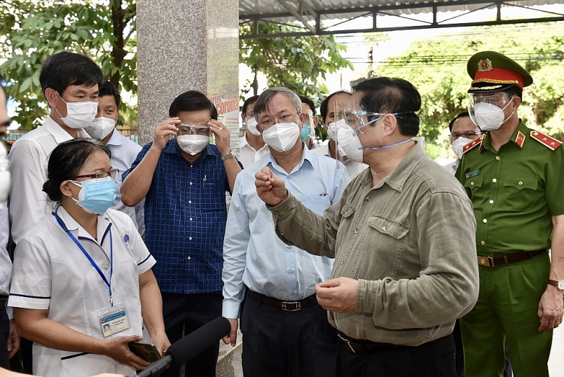 Thủ tướng tới thăm Trạm y tế xã Bình Hòa, huyện Vĩnh Cửu. Ảnh: VGP/Nhật Bắc.