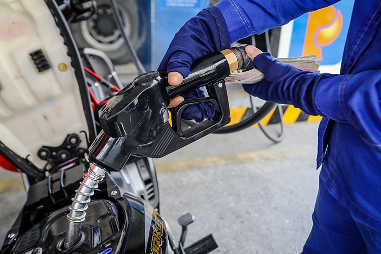 Giá xăng dầu hôm nay 27/10: Đại dịch COVID-19 tăng cao khiến giá xăng dầu 'lao dốc'