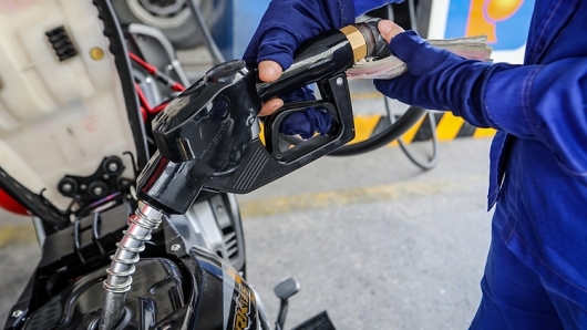 Giá xăng dầu hôm nay 27/10: Đại dịch COVID-19 tăng cao khiến giá xăng dầu 'lao dốc'