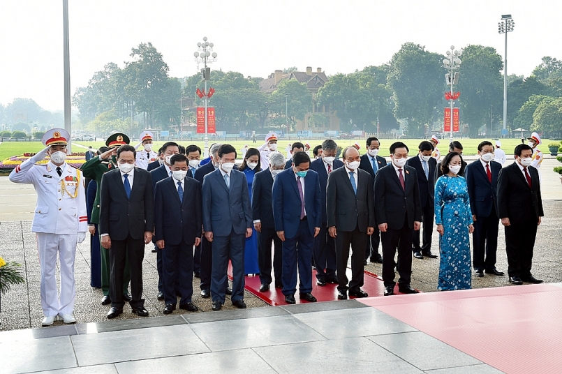 Các đồng chí lãnh đạo Đảng, Nhà nước và các đại biểu tưởng nhớ Chủ tịch Hồ Chí Minh. Ảnh: VGP/Nhật Bắc