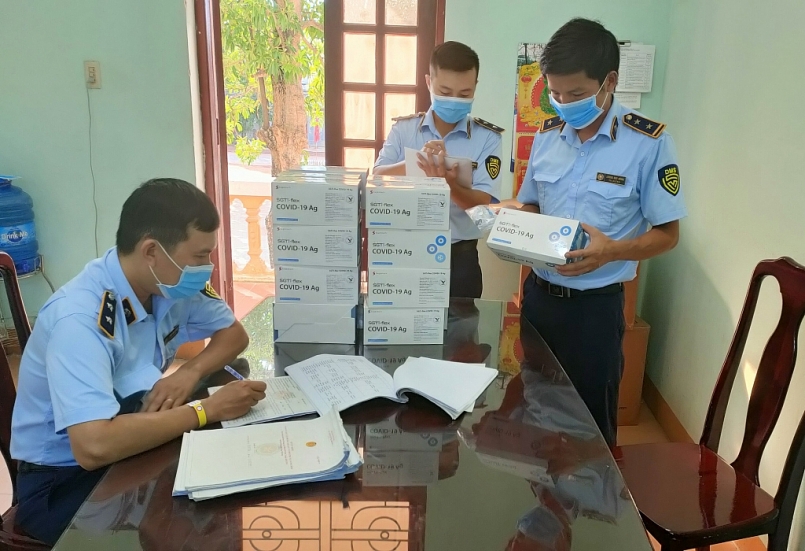 QLTT Quảng Bình thu giữ 1.000 bộ kit test nhanh Covid-19 có dấu hiệu nhập lậu