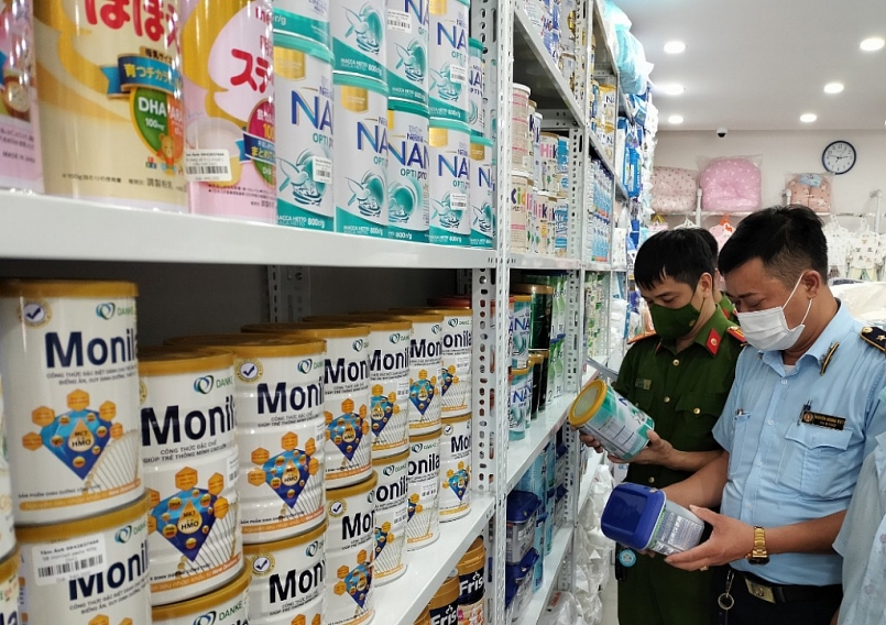 Đoàn kiểm tra một cơ sở kinh doanh mặt hàng sữa trên địa bàn Thành phố Tuyên Quang