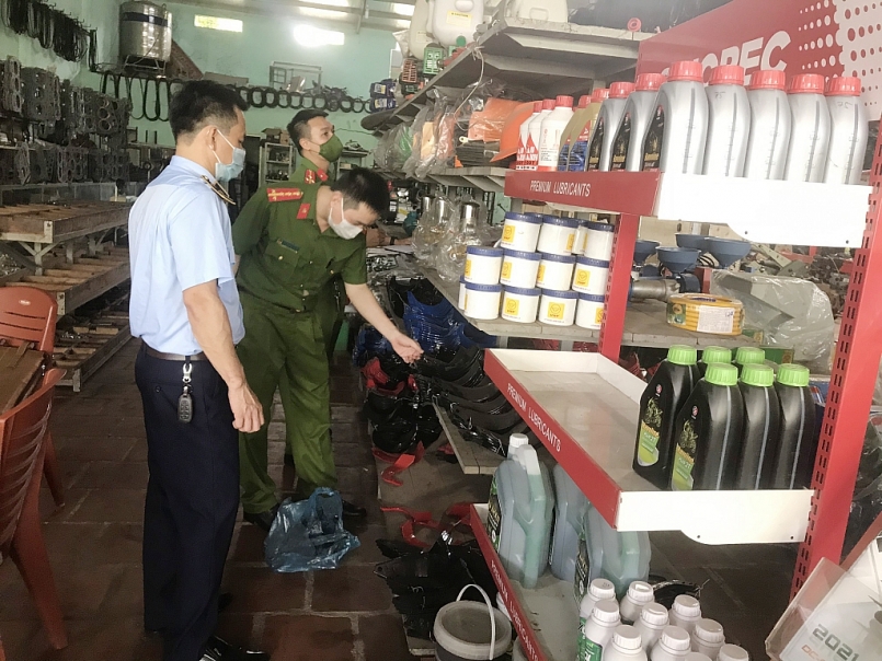 Đoàn kiểm tra một tại một cửa hàng máy nông nghiệp trên địa bàn Thành phố Tuyên Quang