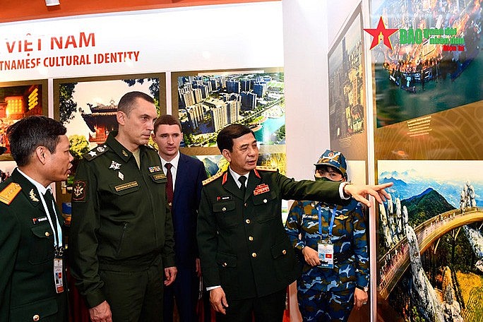 Đại tướng Phan Văn Giang và Thứ trưởng Yurievich tham quan gian trưng bày về bản sắc văn hóa Việt Nam tại Trung tâm Huấn luyện Quân sự Quốc gia 4 - Ảnh: Quân đội nhân dân