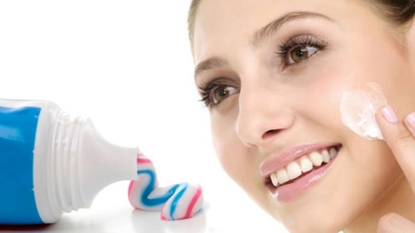 Những tác hại khôn lường của việc trị mụn bằng kem đánh răng