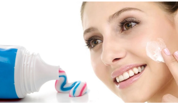 Những tác hại khôn lường của việc trị mụn bằng kem đánh răng